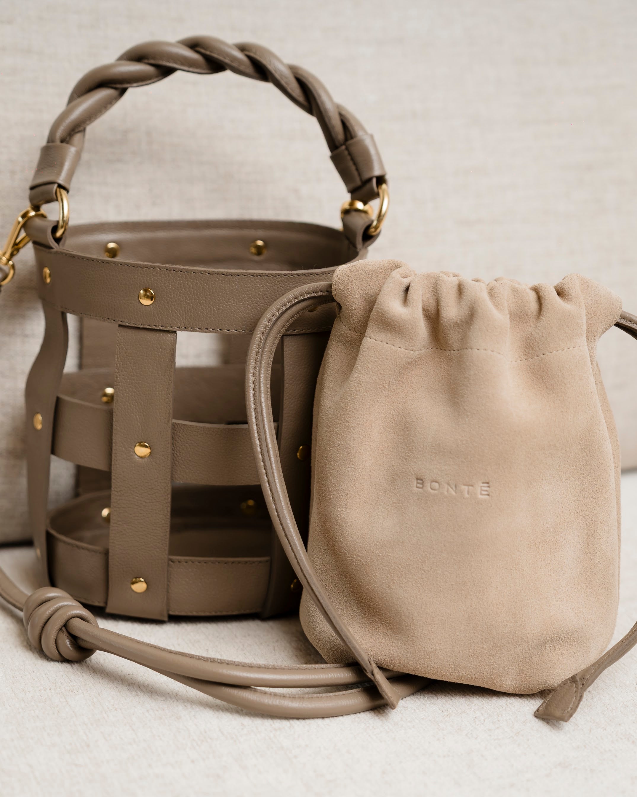 Bolsa Lira Couro na Cor Fendi e Camurça na Cor Areia