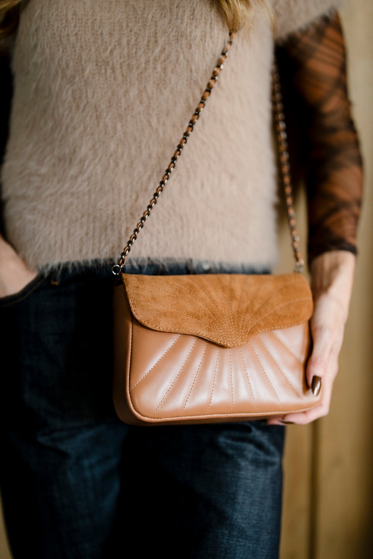 Bolsa Maíza Couro e Camurça na cor Caramelo