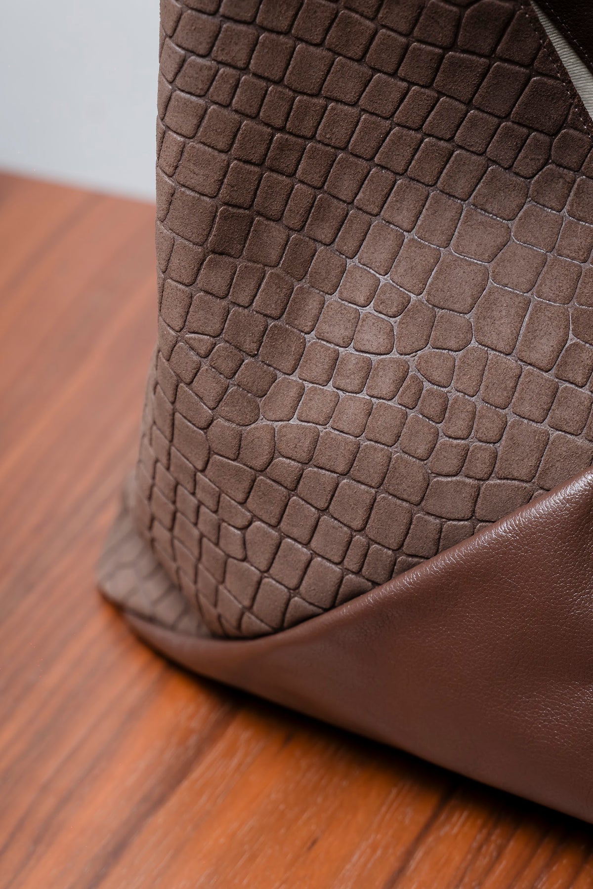 Bolsa Carolina de Couro e Camurça com textura Croco na cor Brown