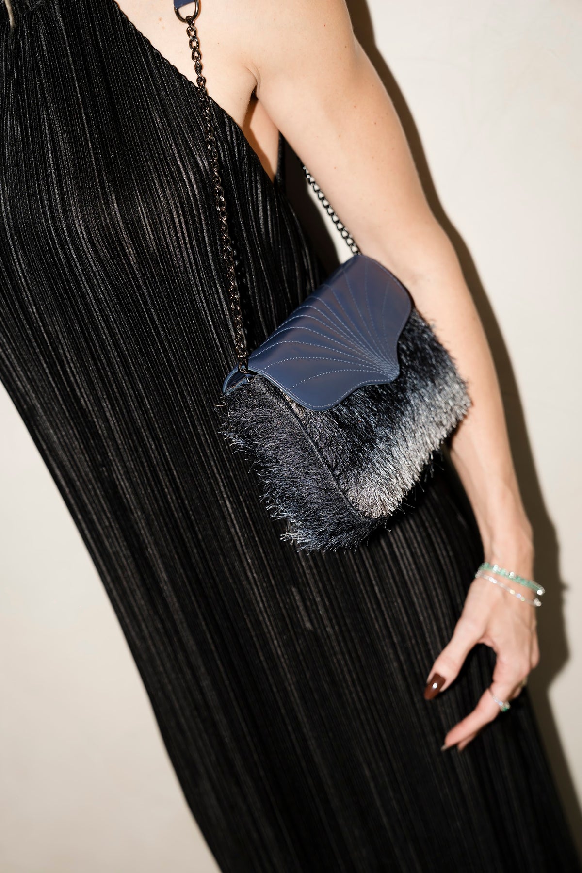 Bolsa Maíza Couro Marinho com Tecido de Efeito Peluciado