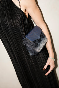 Bolsa Maíza Couro Marinho com Tecido de Efeito Peluciado