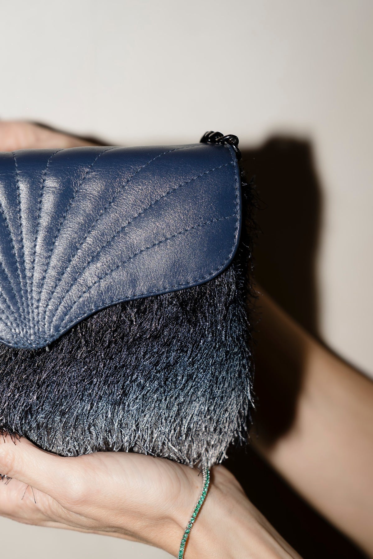 Bolsa Maíza Couro Marinho com Tecido de Efeito Peluciado