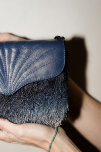 Bolsa Maíza Couro Marinho com Tecido de Efeito Peluciado