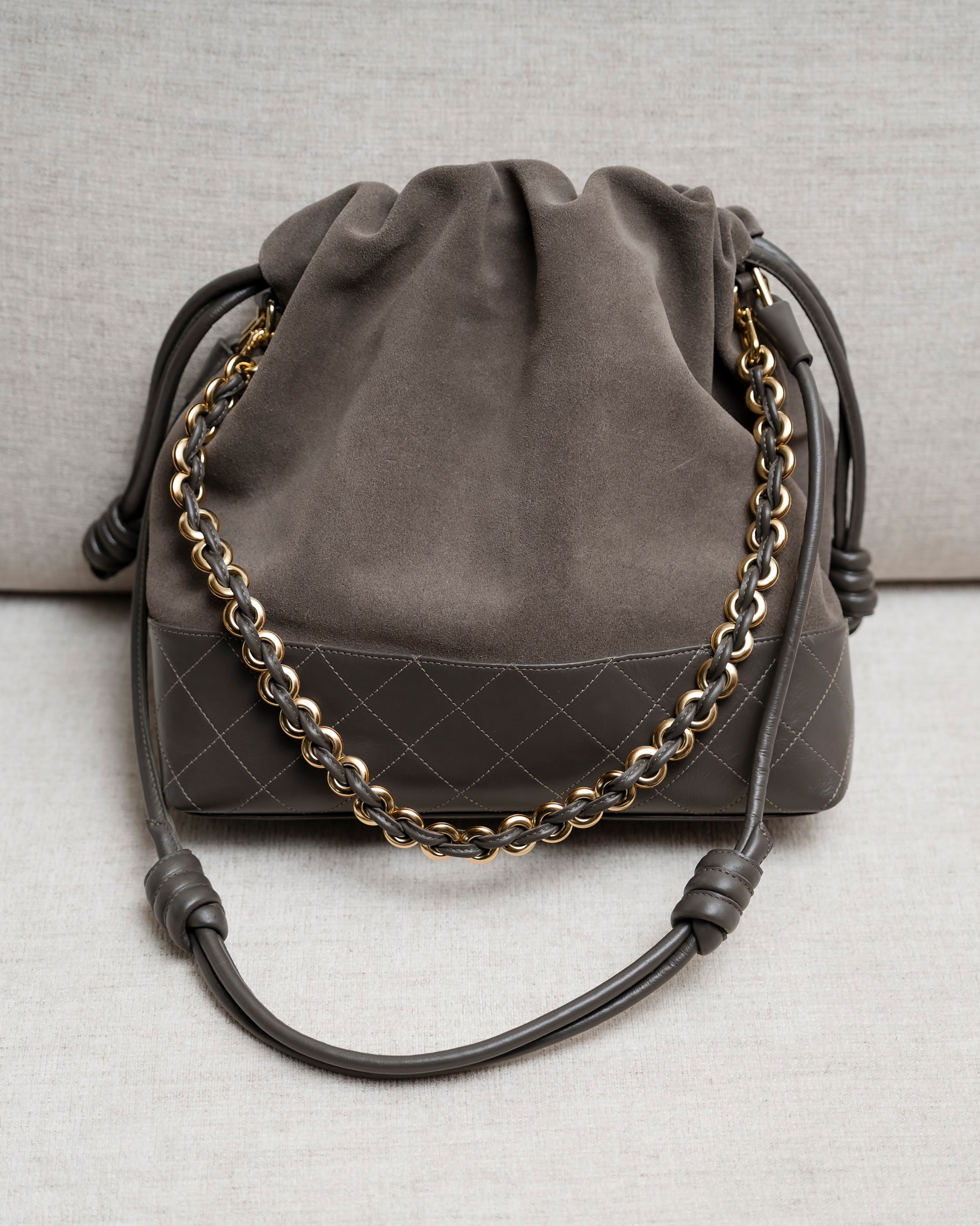 Bolsa Silvia Couro e Camurça na Cor Cinza Elefant