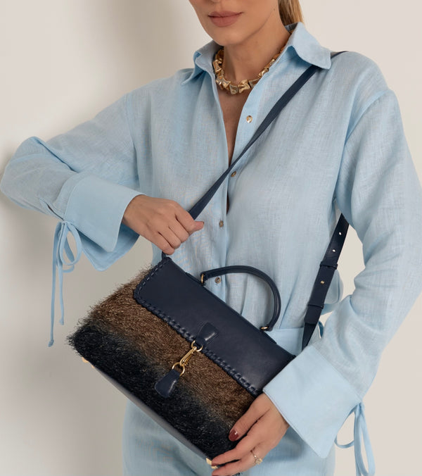 Bolsa Renata Tecido de Efeito Peluciado Azul Grafite com Couro Marinho