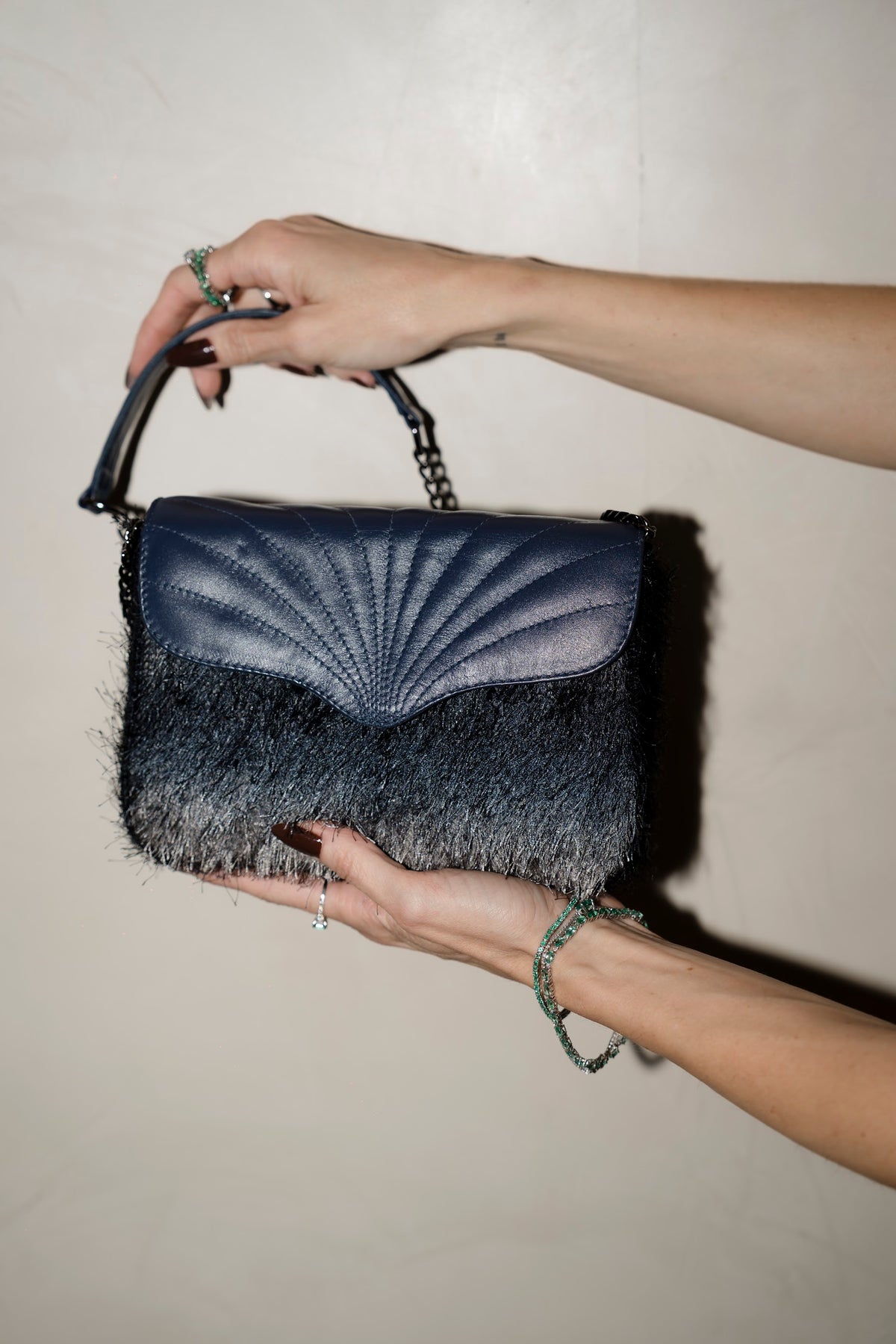 Bolsa Maíza Couro Marinho com Tecido de Efeito Peluciado