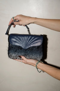 Bolsa Maíza Couro Marinho com Tecido de Efeito Peluciado