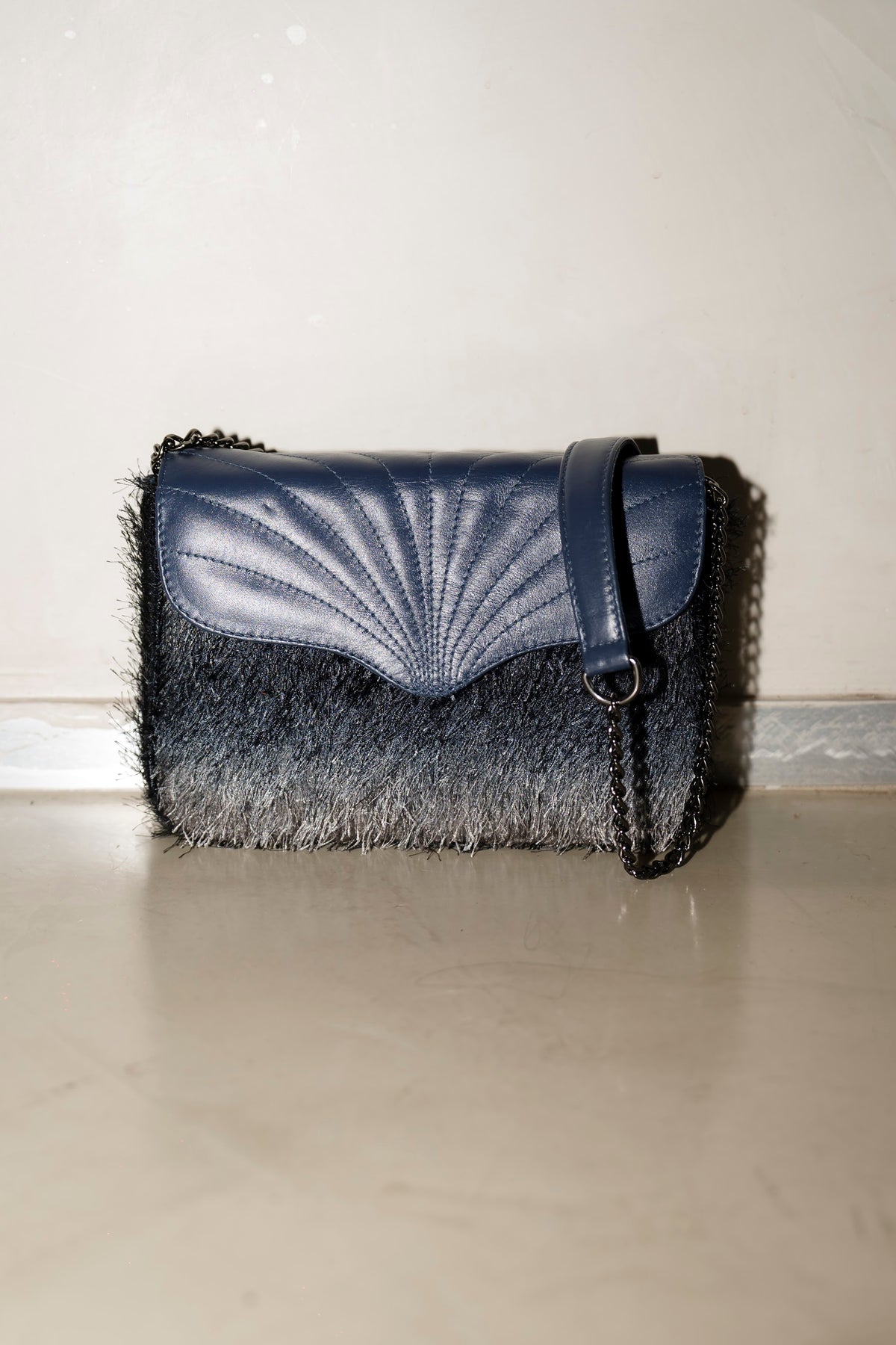 Bolsa Maíza Couro Marinho com Tecido de Efeito Peluciado