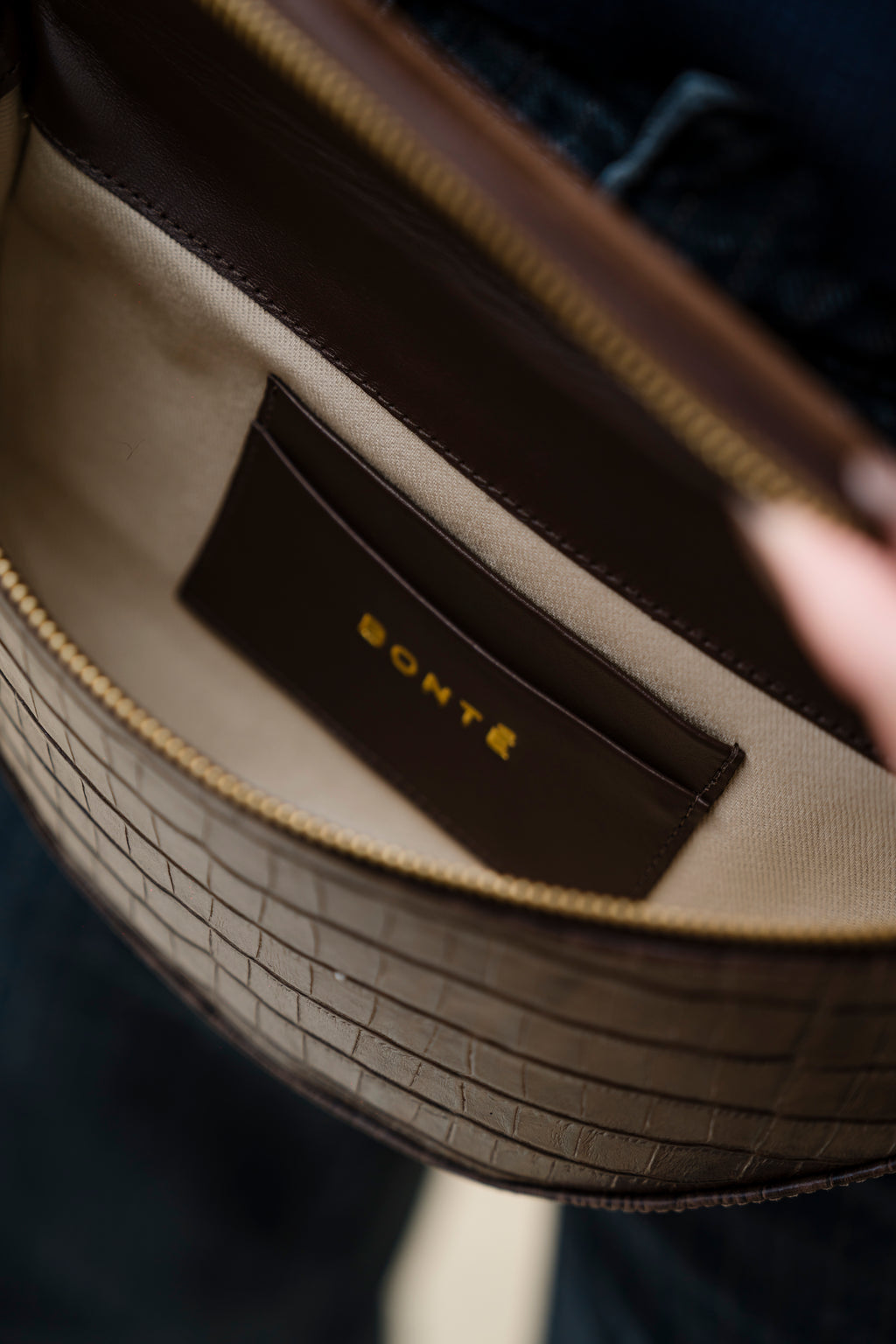 Pochete Helena – Couro Croco & Camurça Brown