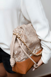 Bolsa Silvia Couro Caramelo e Renda