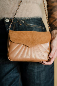 Bolsa Maíza Couro e Camurça na cor Caramelo