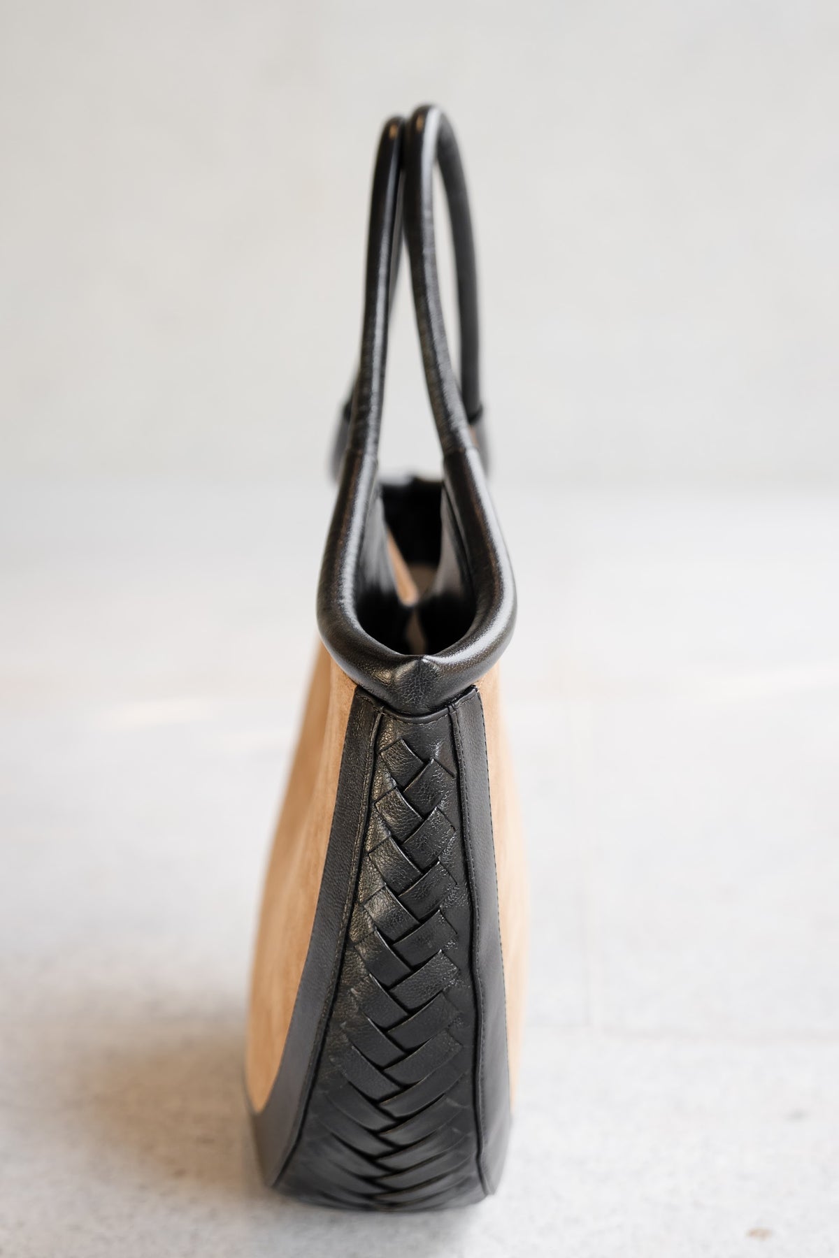 Bolsa Vanessa - Camurça Tan & Couro Preto