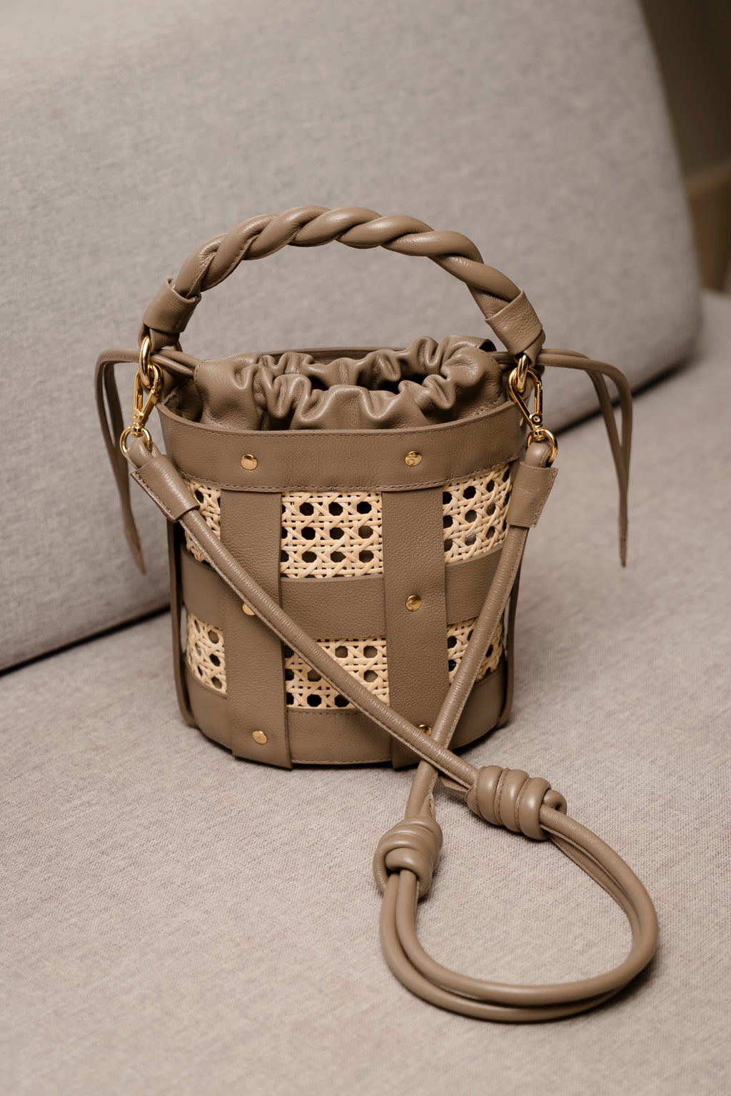 Bolsa Lira Couro na Cor Cinza Grafite com Palha Italiana