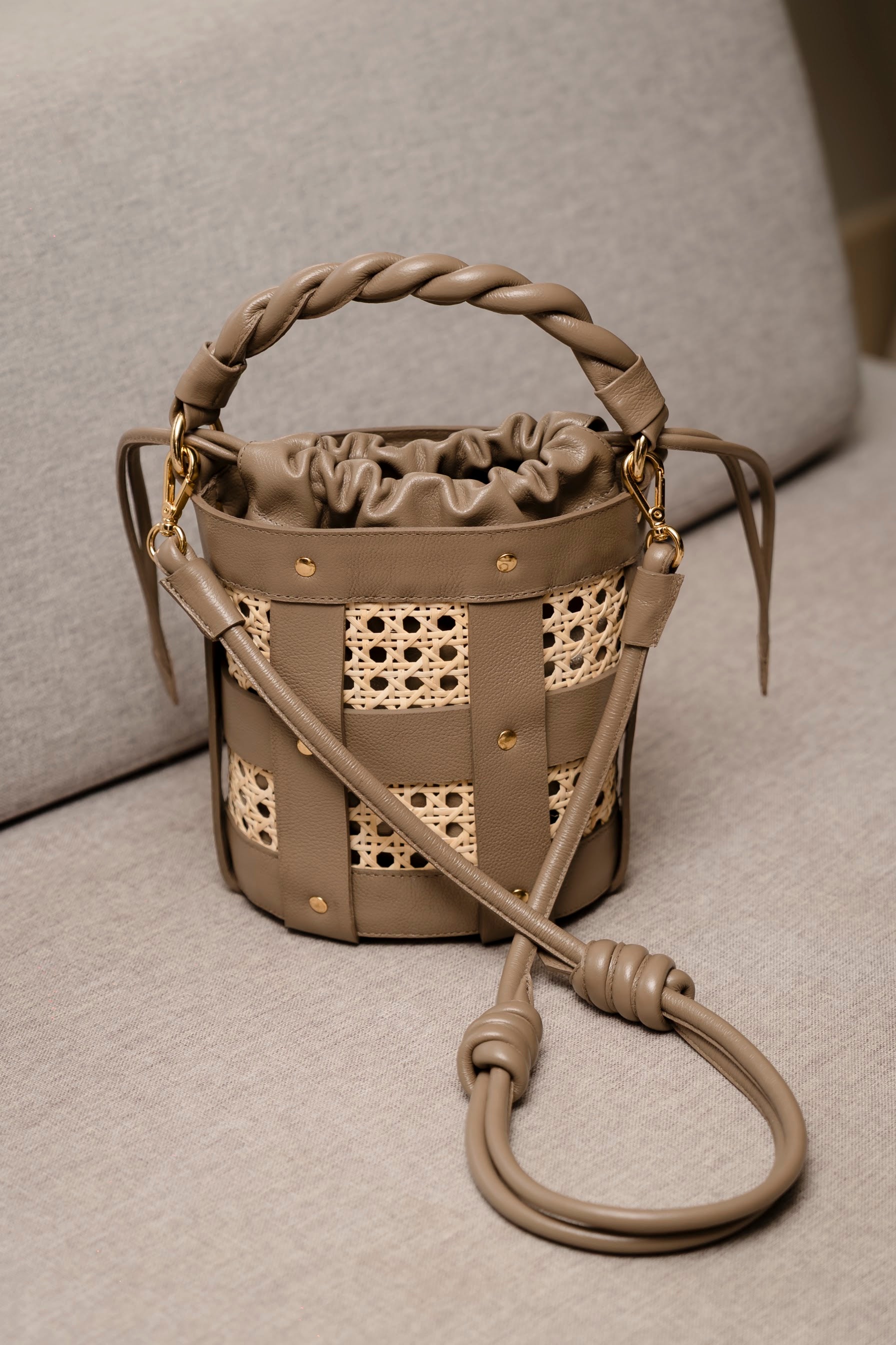 Bolsa Lira Couro na Cor Cinza Grafite com Palha Italiana