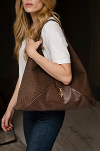 Bolsa Carolina de Couro e Camurça com textura Croco na cor Brown