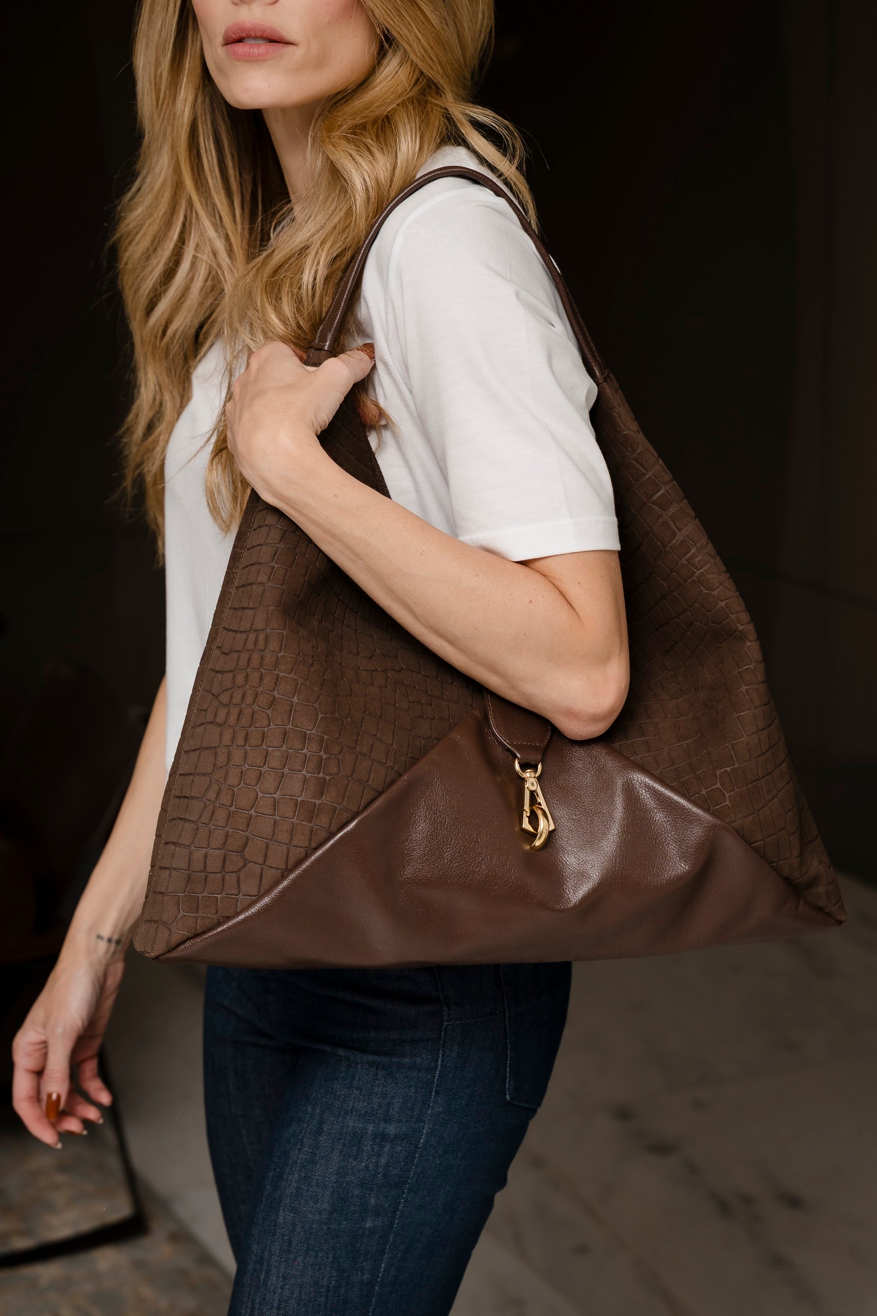 Bolsa Carolina de Couro e Camurça com textura Croco na cor Brown