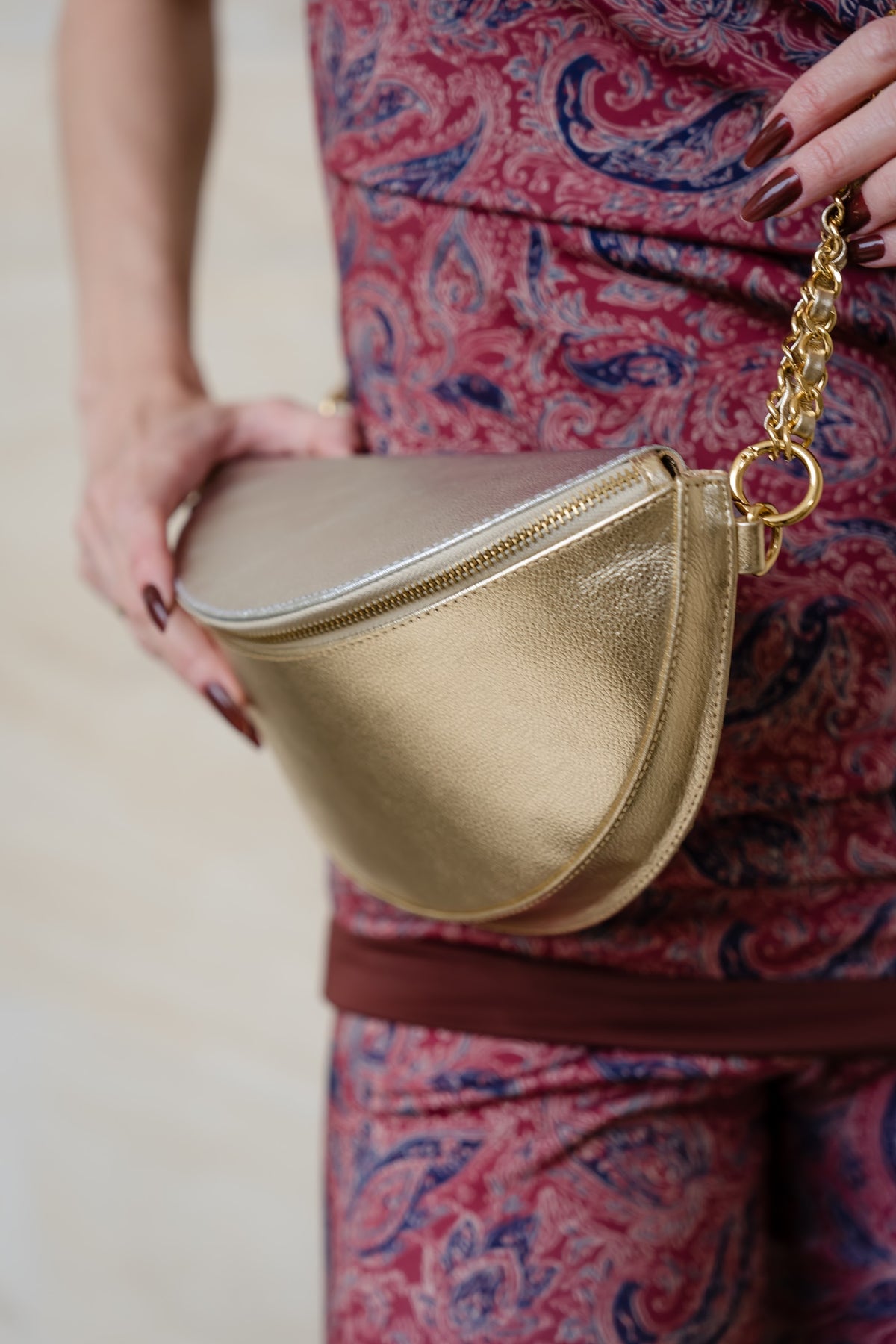 Pochete Helena – Couro Metalizado Prata e Ouro Light