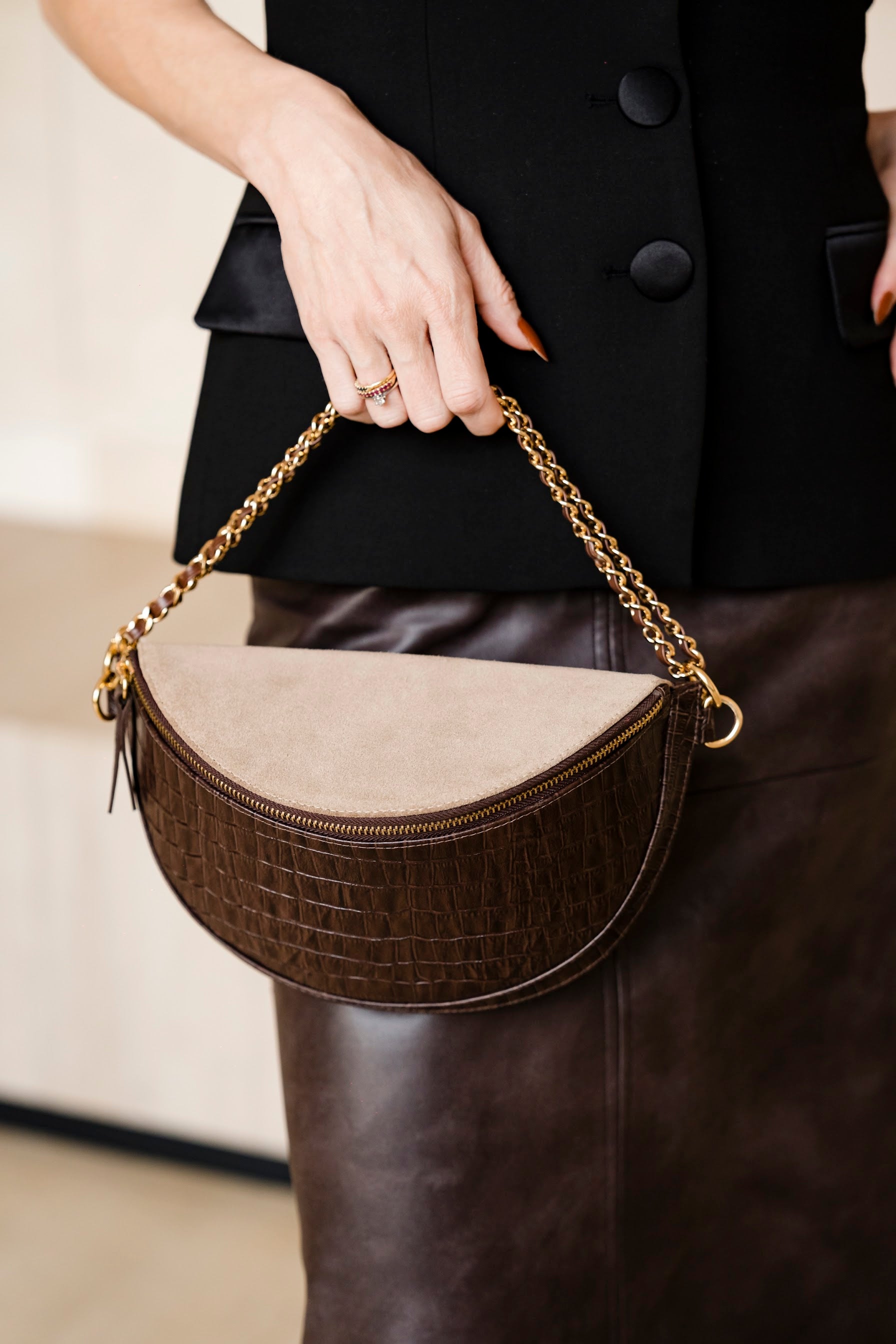 Pochete Helena – Couro Croco Brown & Camurça Taupe
