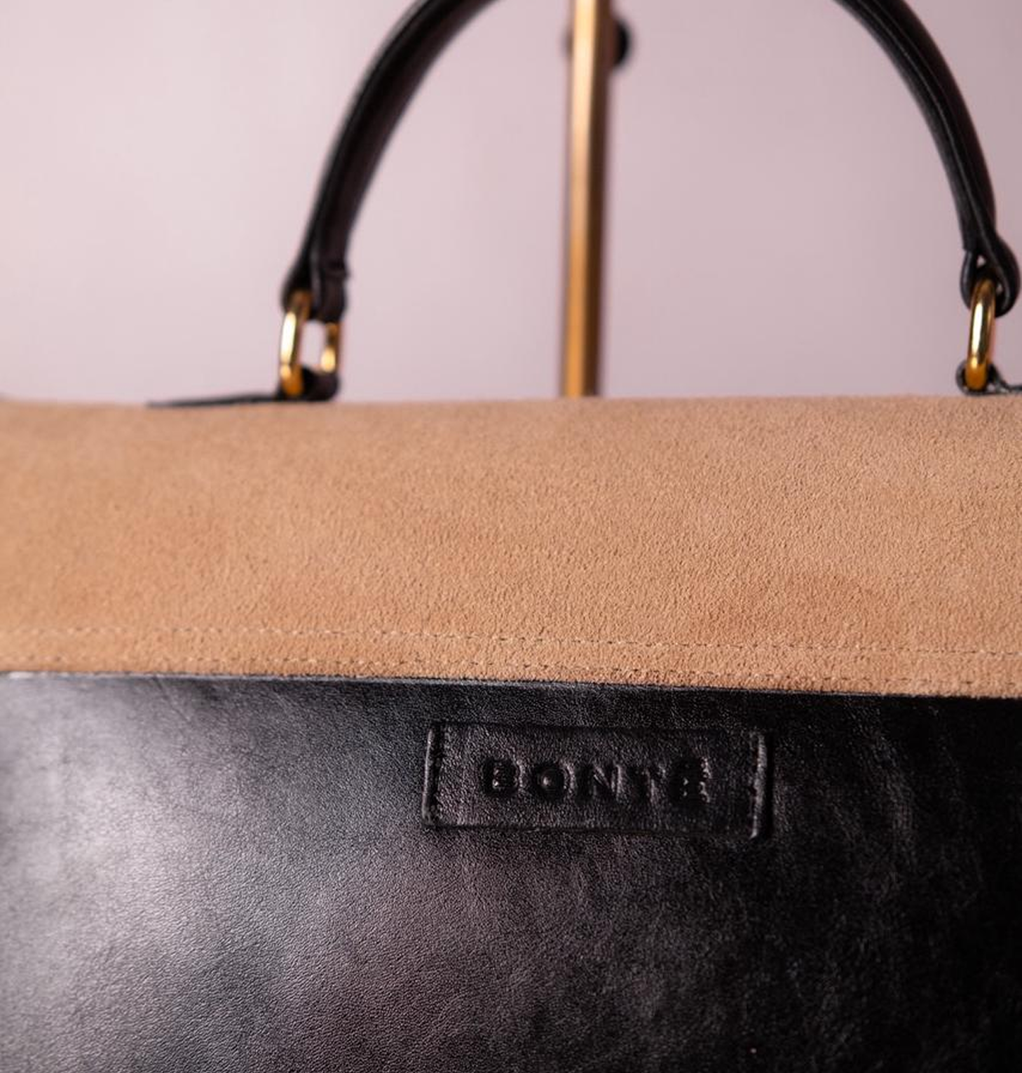 Bolsa Renata Camurça na Cor Areia Fria com Couro Preto Intenso