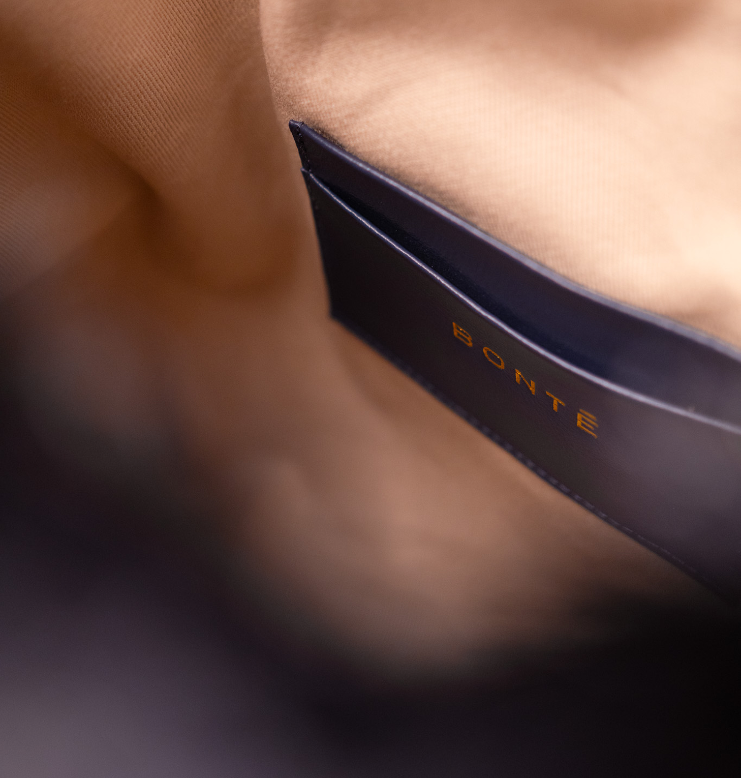 Bolsa Silvia Tecido de Efeito Peluciado na cor Azul Grafite e Couro Marinho