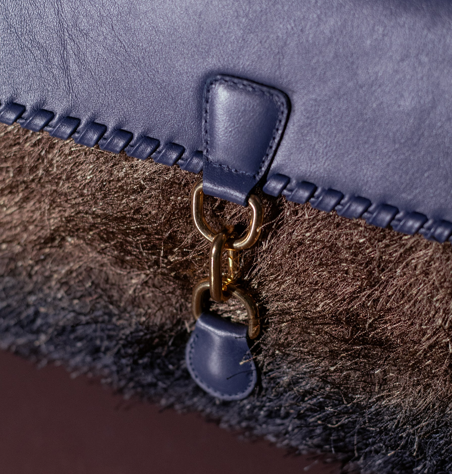 Bolsa Renata Tecido de Efeito Peluciado Azul Grafite com Couro Marinho