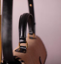 Bolsa Renata Camurça na Cor Areia Fria com Couro Preto Intenso