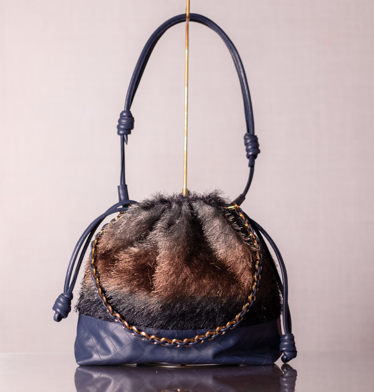 Bolsa Silvia Tecido de Efeito Peluciado na cor Azul Grafite e Couro Marinho