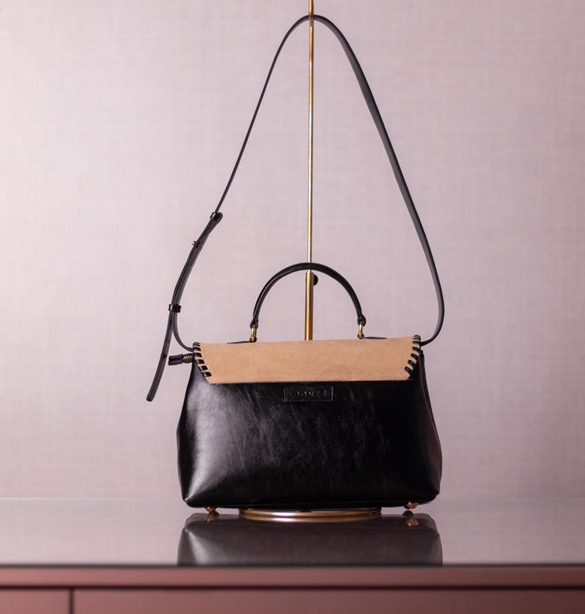 Bolsa Renata Camurça na Cor Areia Fria com Couro Preto Intenso