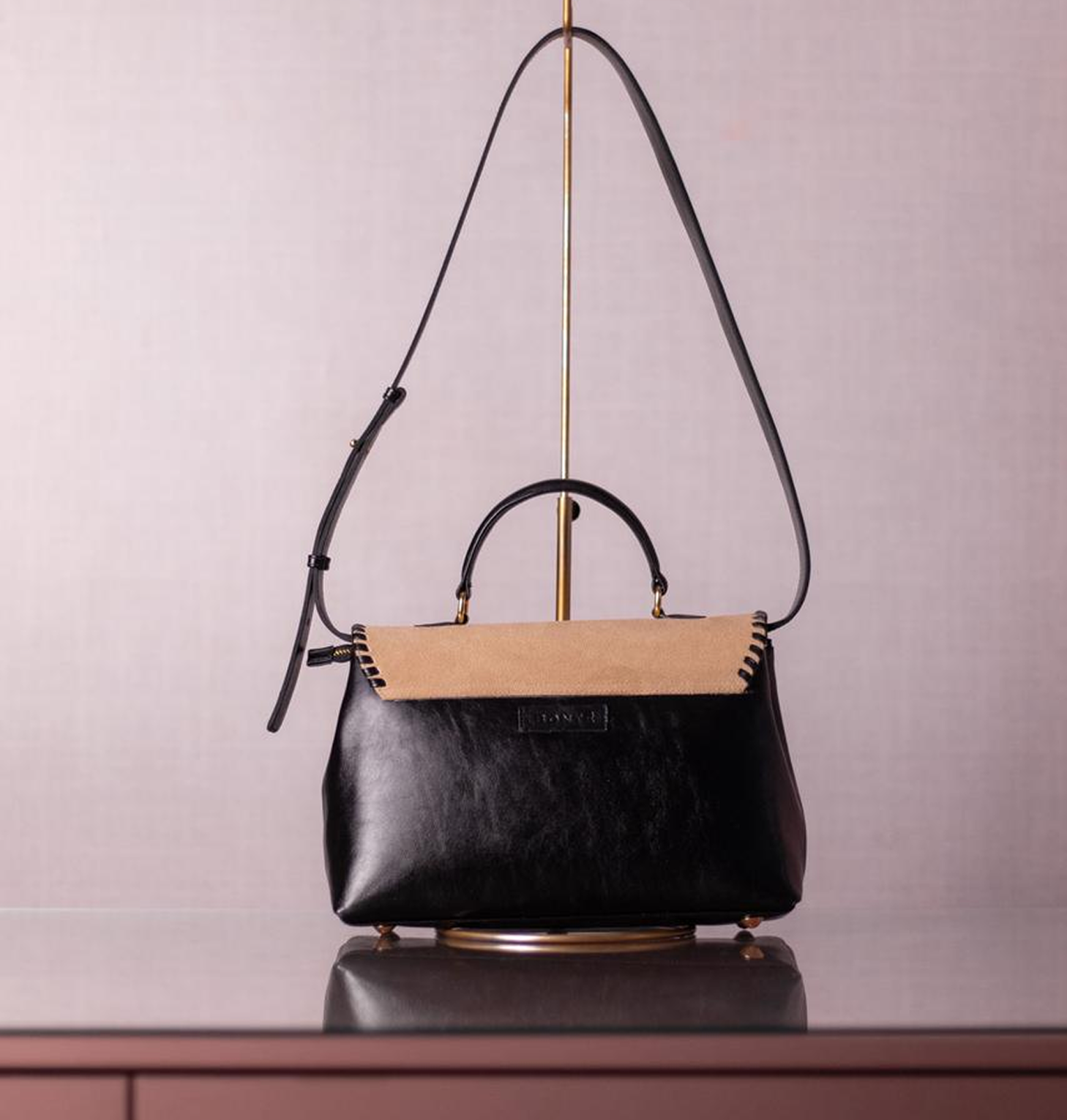 Bolsa Renata Camurça na Cor Areia Fria com Couro Preto Intenso