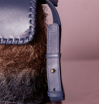 Bolsa Renata Tecido de Efeito Peluciado Azul Grafite com Couro Marinho