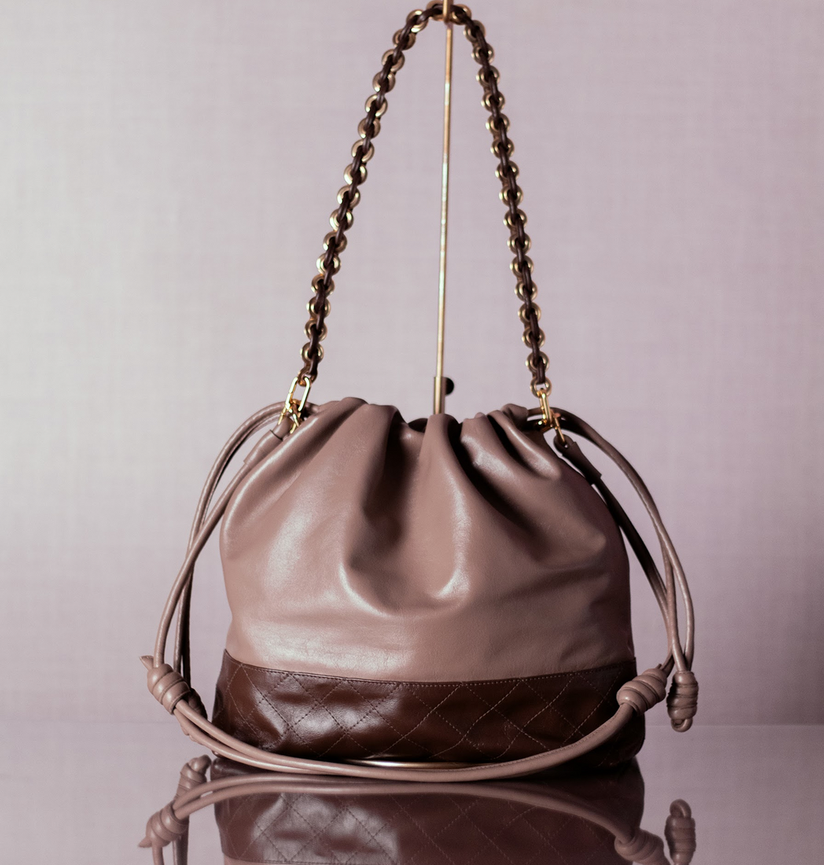 Bolsa Silvia Couro Cinza grafite com Couro na Cor Brown