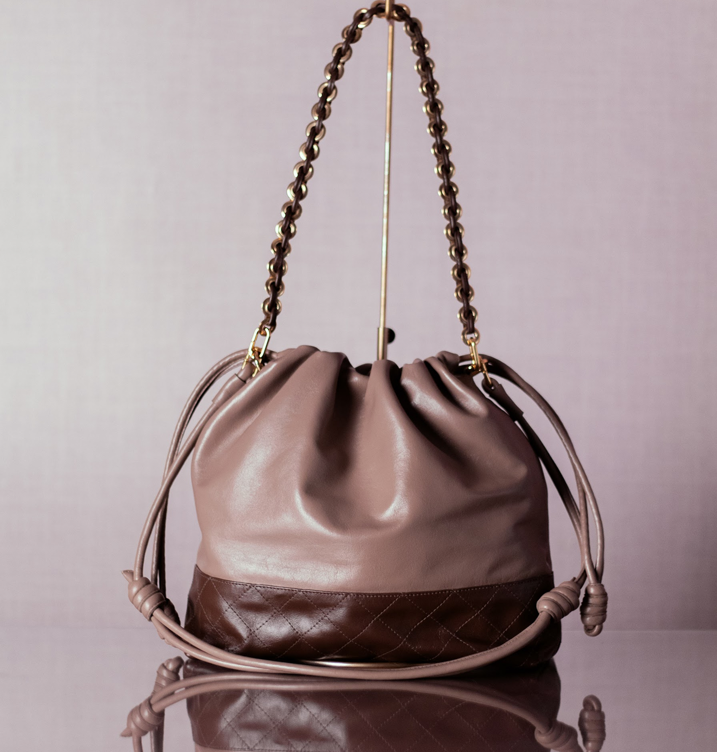 Bolsa Silvia Couro Cinza grafite com Couro na Cor Brown