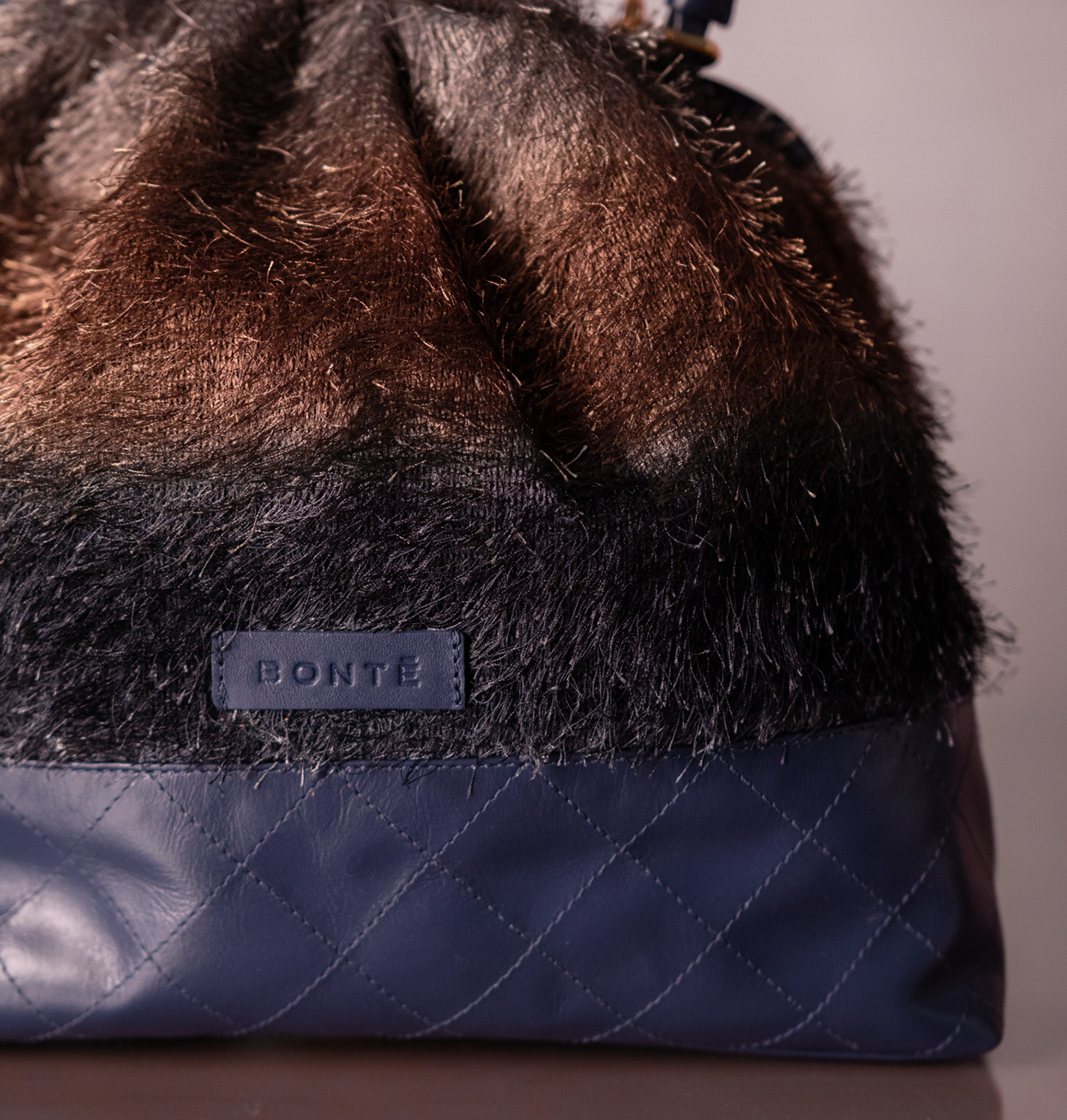 Bolsa Silvia Tecido de Efeito Peluciado na cor Azul Grafite e Couro Marinho