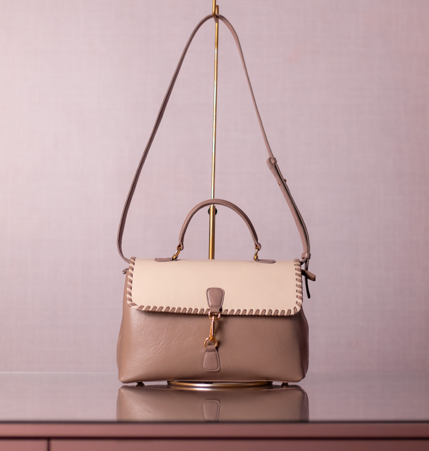 Bolsa Renata Camurça na Cor Areia com couro Preto Intenso