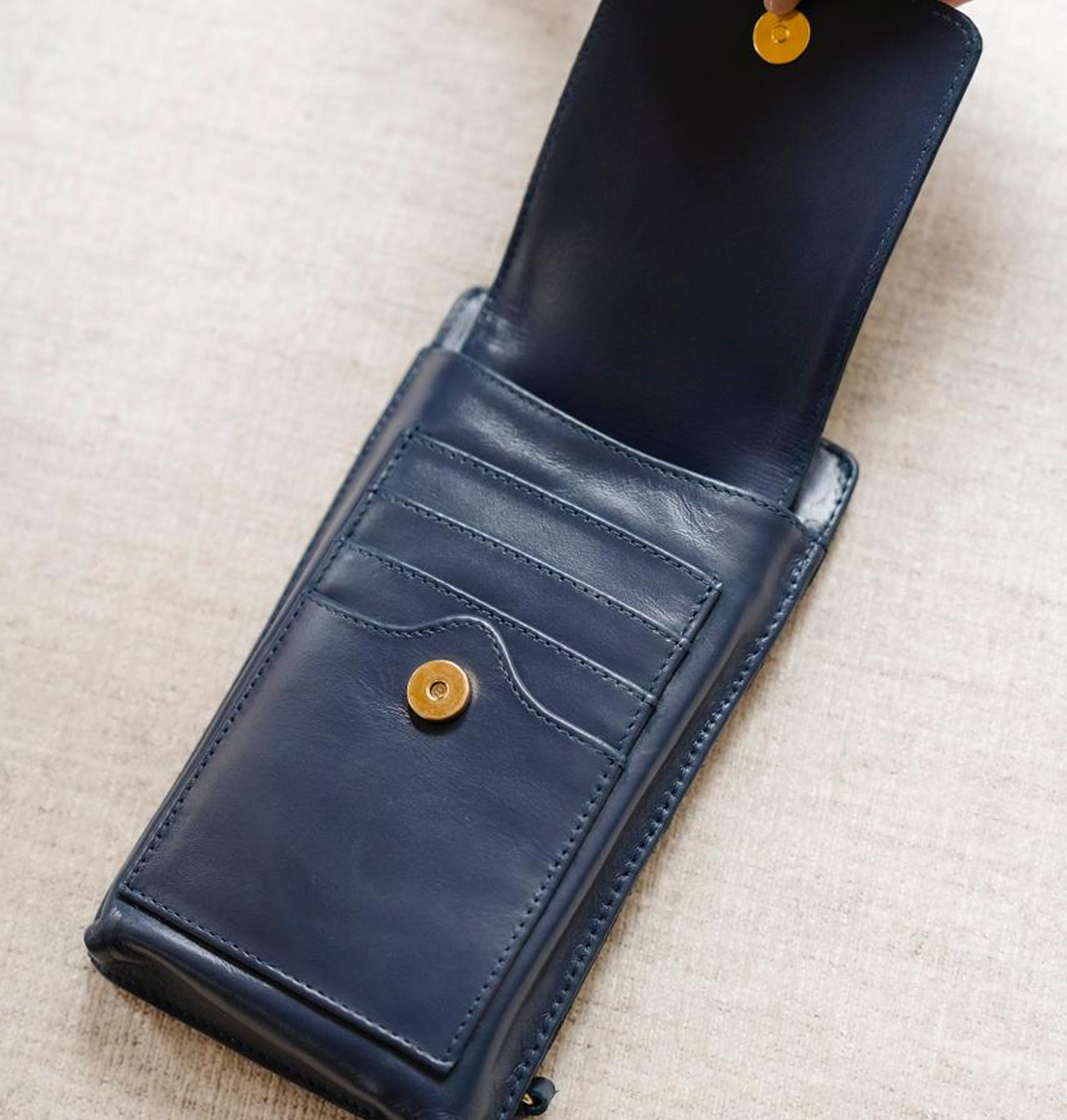 Bolsa Maria Lúcia -Couro Marinho com Tecido de Efeito Peluciado