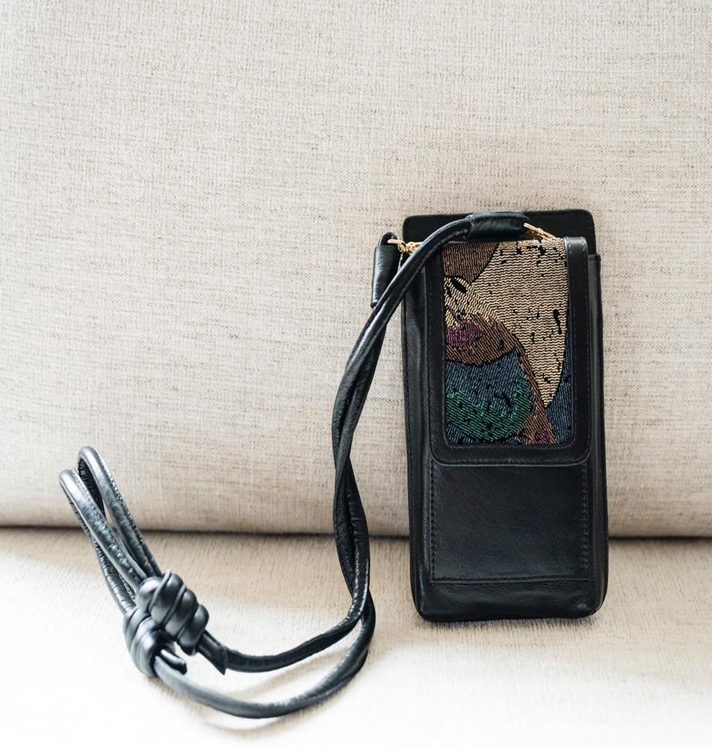 Bolsa Maria Lúcia -Couro Preto Intenso com Tecido Velvet Jacquard