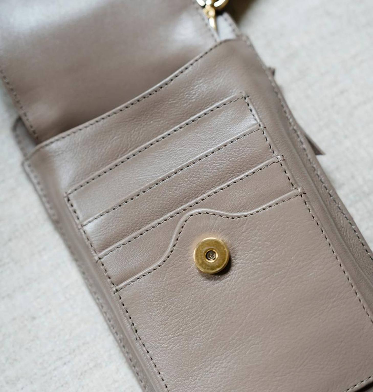 Bolsa Maria Lúcia -Couro Cinza Grafite com Tecido de Efeito Peluciado