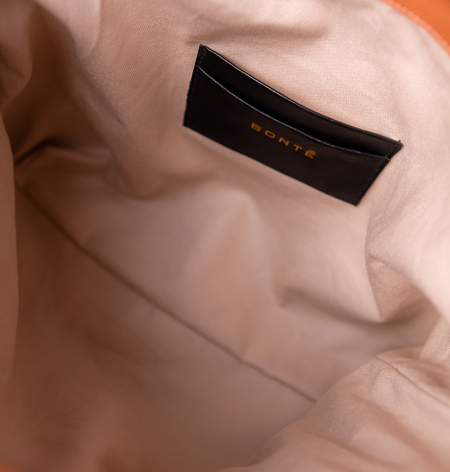 Bolsa Silvia Couro na Cor Caramel com Preto Intenso