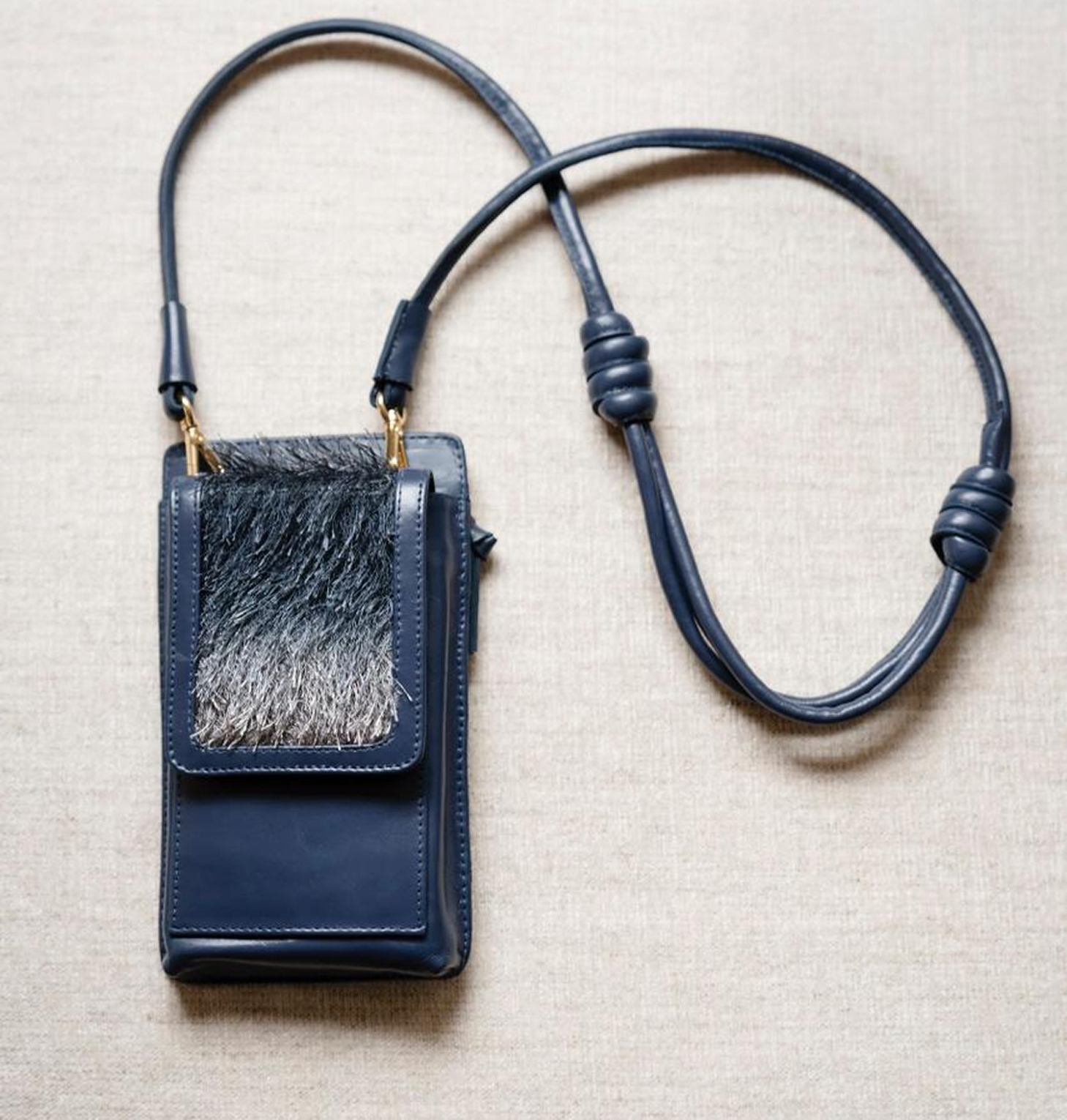 Bolsa Maria Lúcia -Couro Marinho com Tecido de Efeito Peluciado