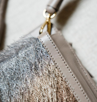 Bolsa Maria Lúcia -Couro Cinza Grafite com Tecido de Efeito Peluciado