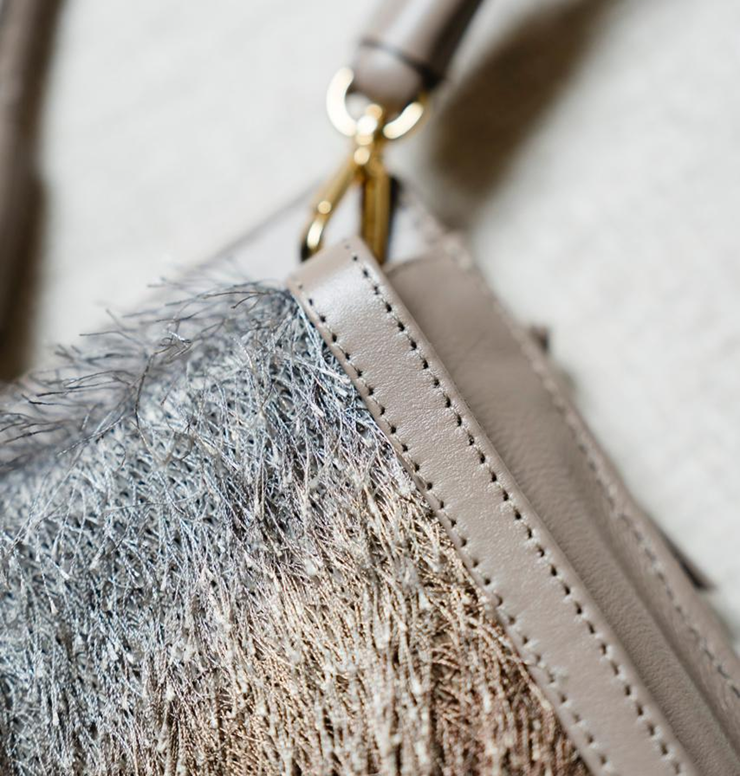 Bolsa Maria Lúcia -Couro Cinza Grafite com Tecido de Efeito Peluciado