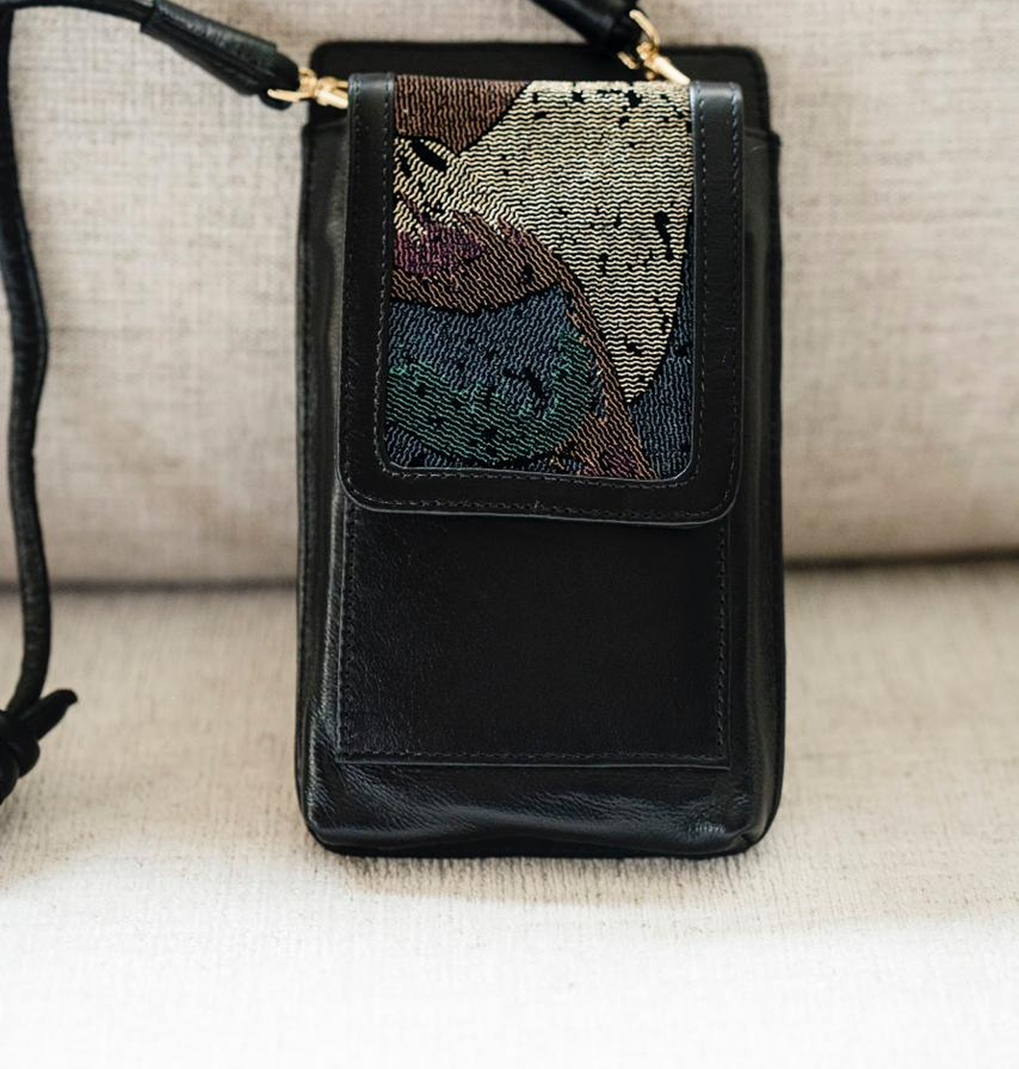 Bolsa Maria Lúcia -Couro Preto Intenso com Tecido Velvet Jacquard