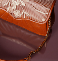 Bolsa Maíza Tecido Renda com Couro Caramel