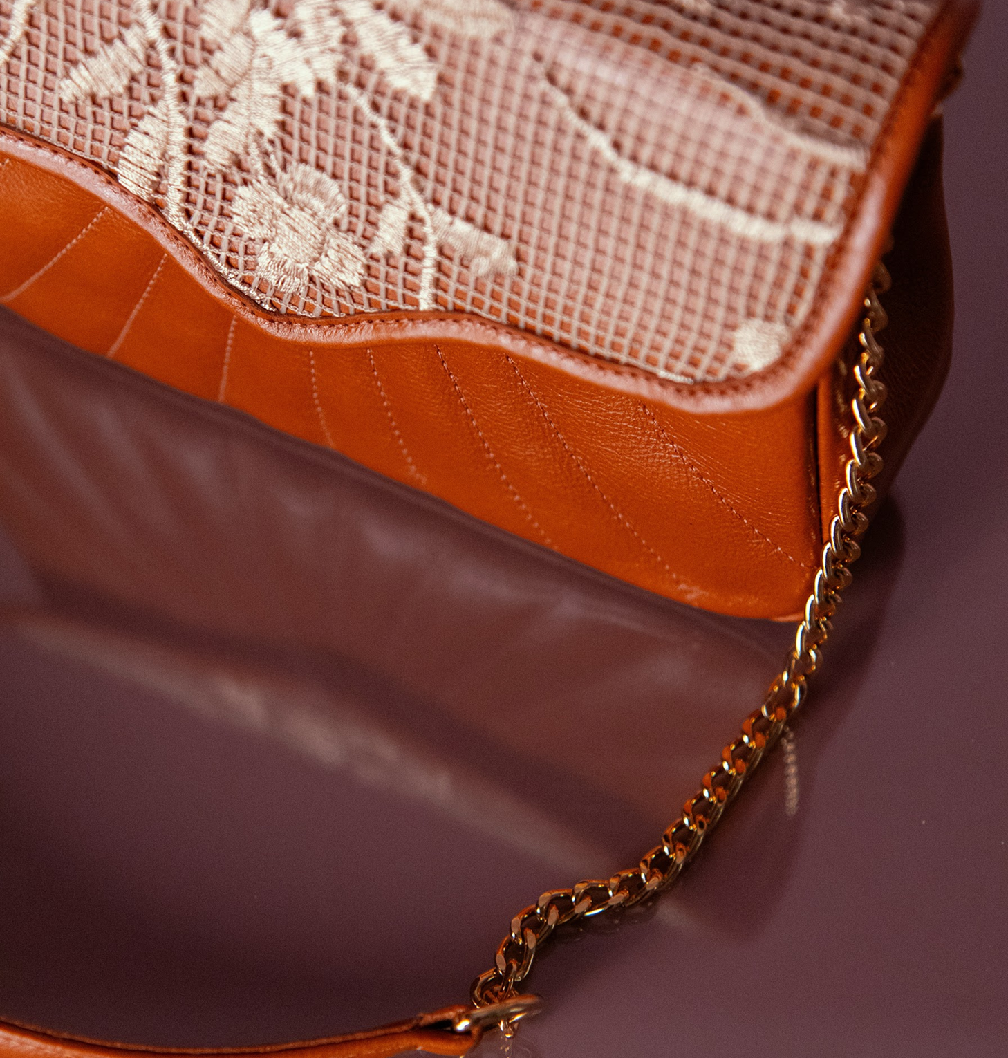 Bolsa Maíza Tecido Renda com Couro Caramel