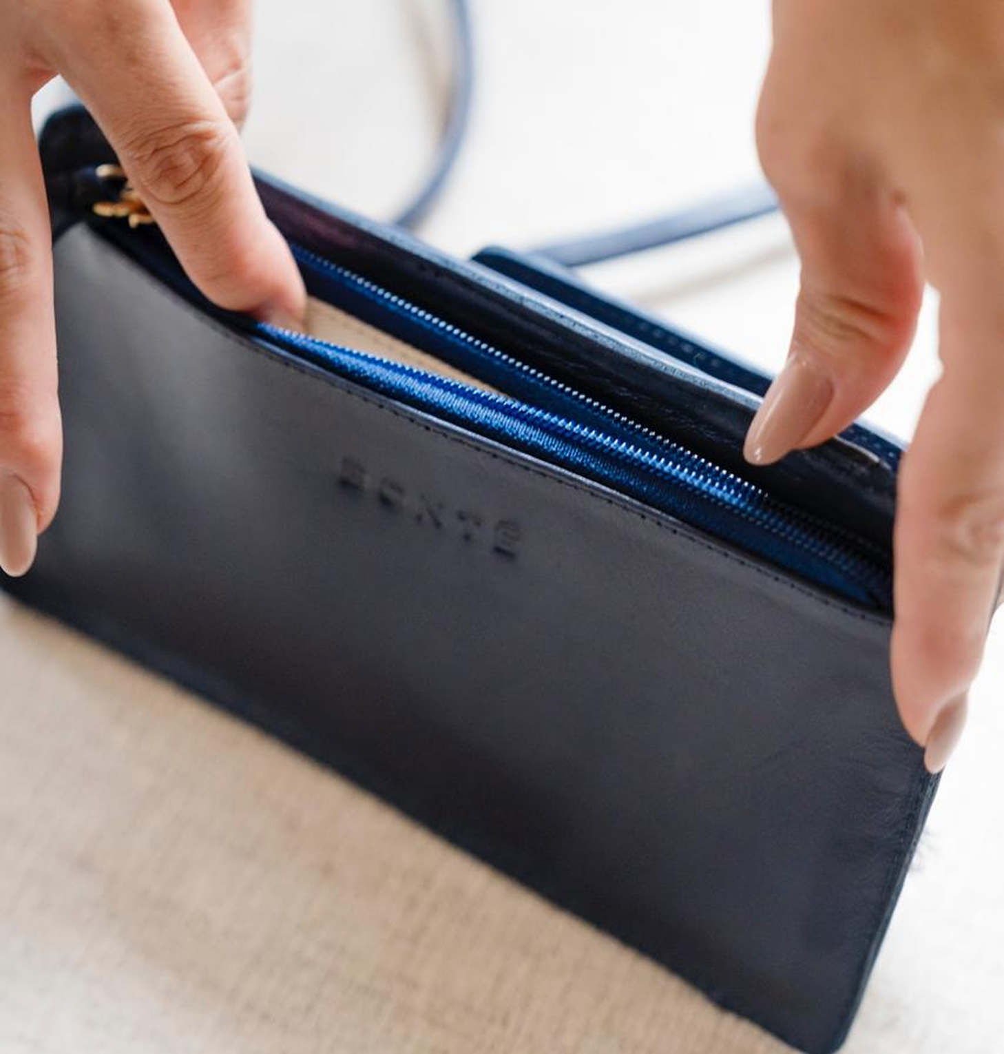 Bolsa Maria Lúcia -Couro Marinho com Tecido de Efeito Peluciado