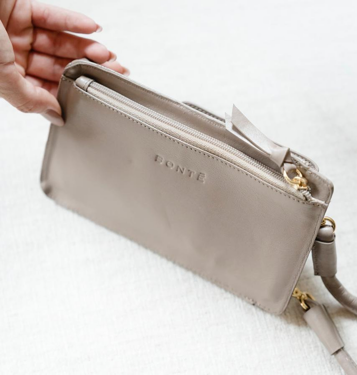 Bolsa Maria Lúcia -Couro Cinza Grafite com Tecido de Efeito Peluciado