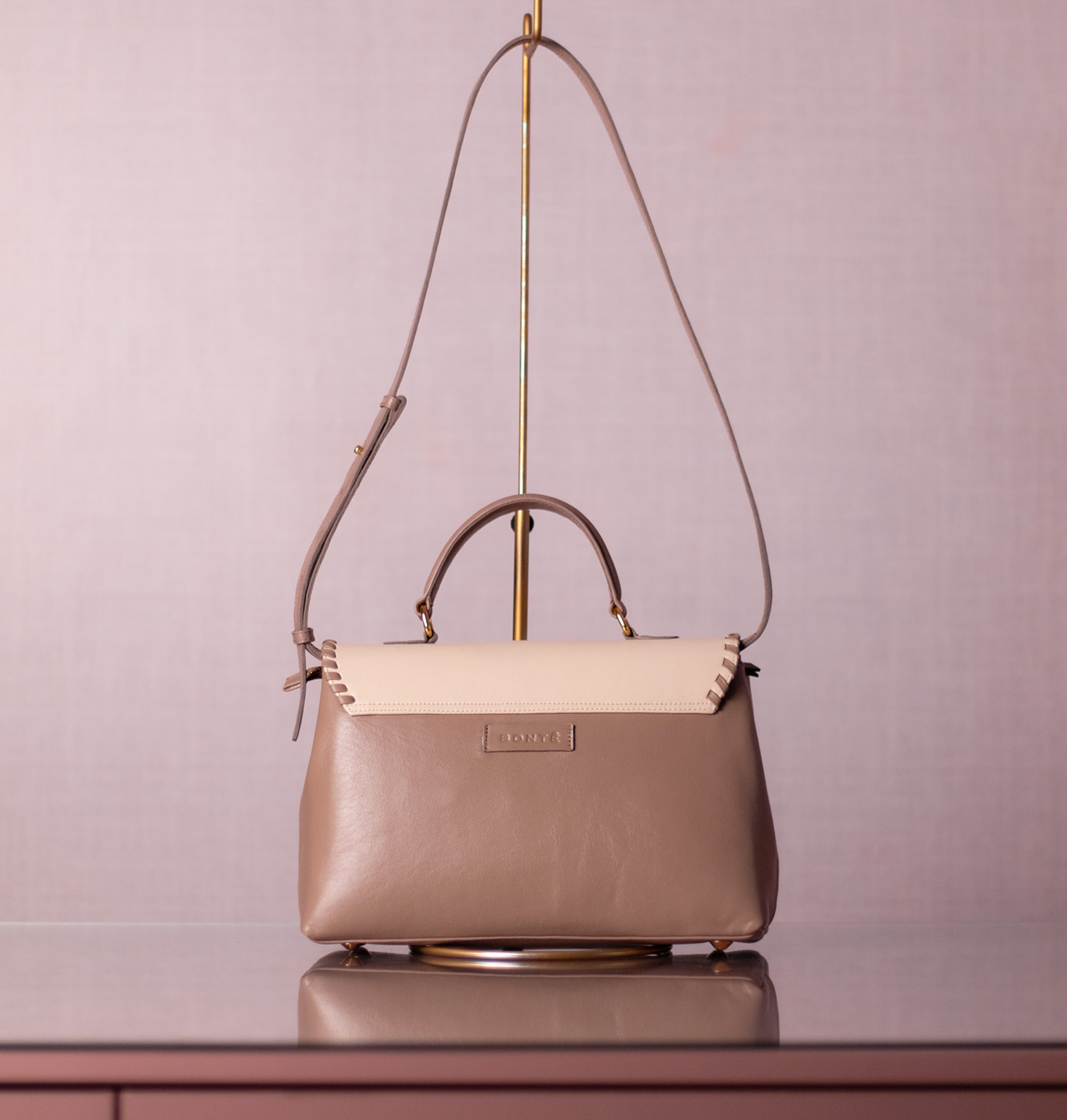 Bolsa Renata Camurça na Cor Areia com couro Preto Intenso