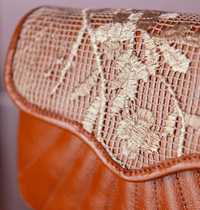 Bolsa Maíza Tecido Renda com Couro Caramel