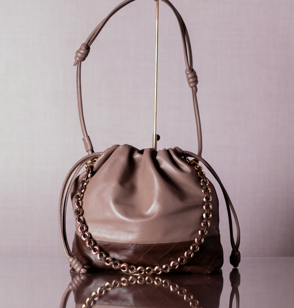 Bolsa Silvia Couro Cinza grafite com Couro na Cor Brown