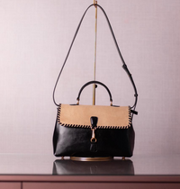 Bolsa Renata Camurça na Cor Areia Fria com Couro Preto Intenso